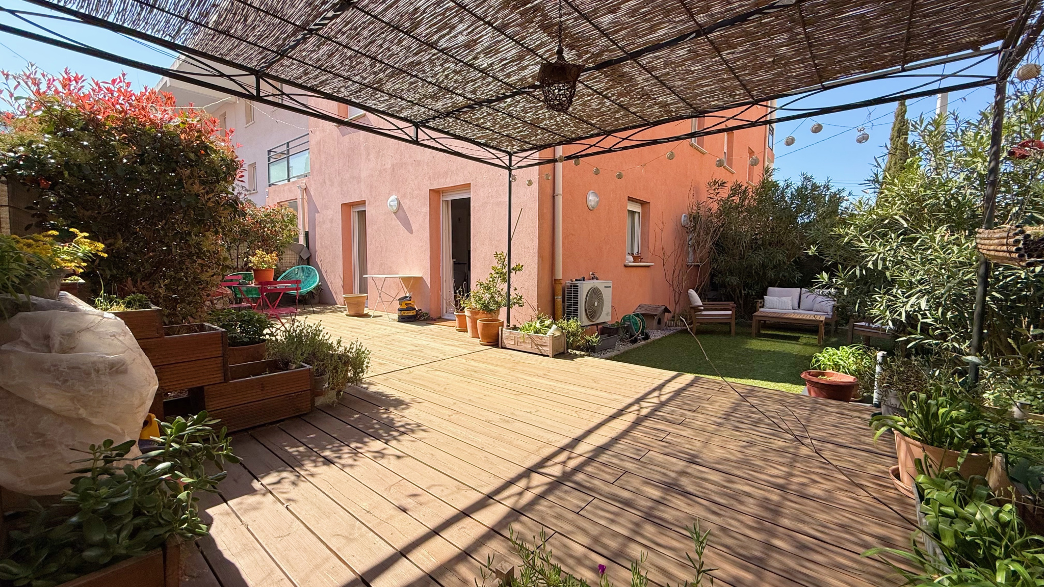 Grand T2 rez de jardin avec garage attenant + place de parking à Sanary-sur-Mer